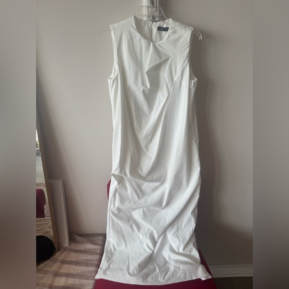 Elegant White Sleeveless Dress - Picture 6 of 12